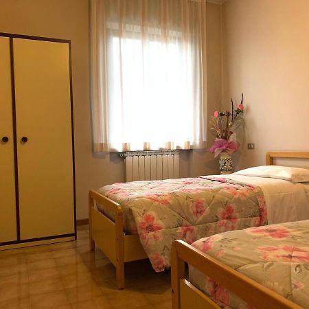 瓦拉爪贡Stabat Mater Casa Di Preghiera住宿加早餐旅馆 外观 照片
