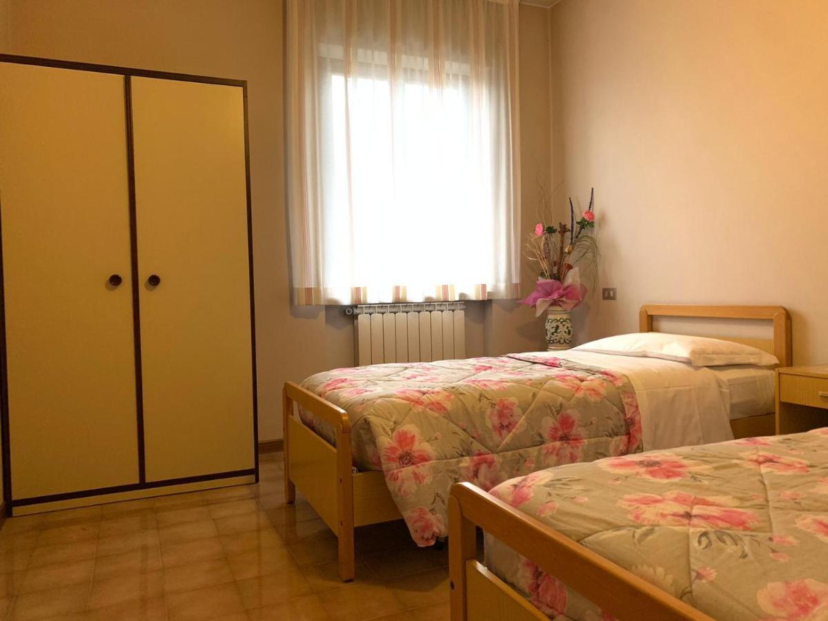 瓦拉爪贡Stabat Mater Casa Di Preghiera住宿加早餐旅馆 外观 照片