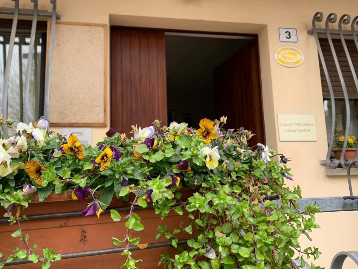 瓦拉爪贡Stabat Mater Casa Di Preghiera住宿加早餐旅馆 外观 照片